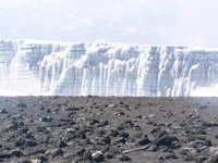 Gletscherwand-auf-Kibo.JPG